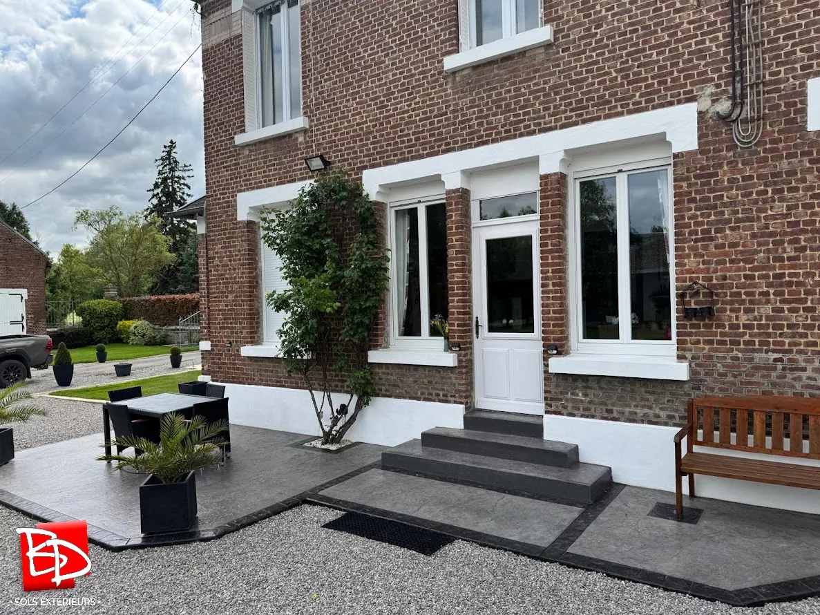 Trottoir avec bordures colorées