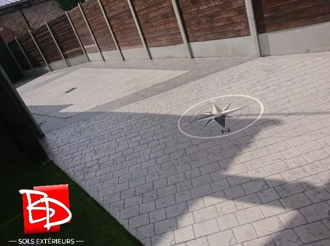 Cour avec Rose des Vents